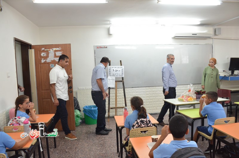 كفرقاسم- فيديو: نواب وأعضاء المجلس البلدي يشاركون الطلاب افتتاح عامهم الدراسي  باجواء بهيجة .